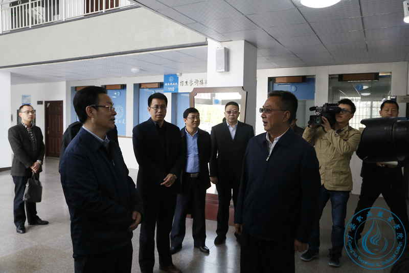 侯晓春听取学校二期建设情况汇报 侯晓春听取学校二期建设情况汇报